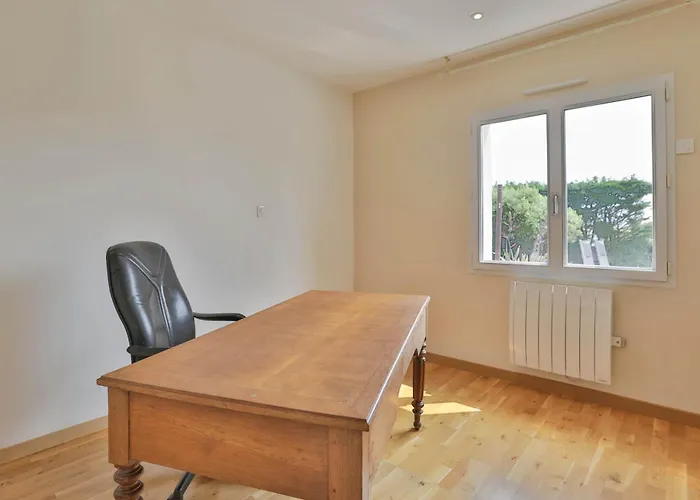 Au Calme, Proche De La