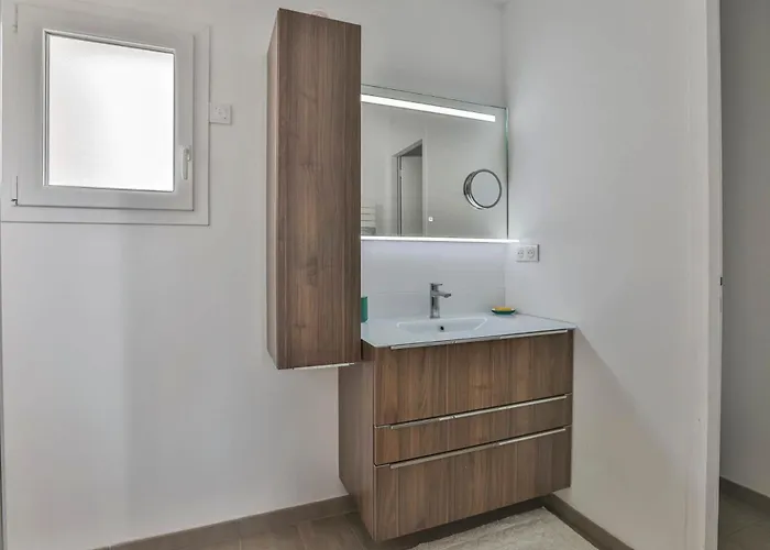 Au Calme, Proche De La