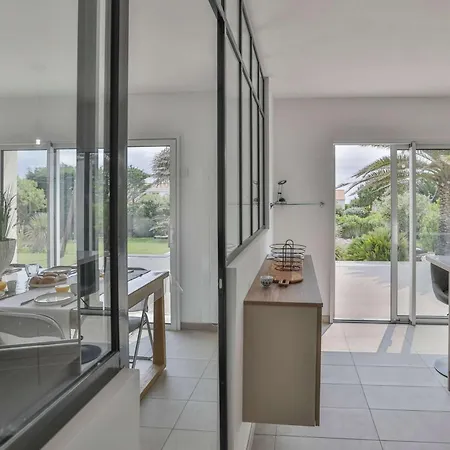 Au Calme, Proche De La