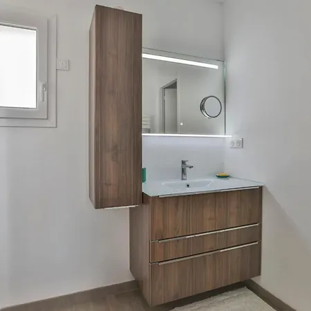 Au Calme, Proche De La