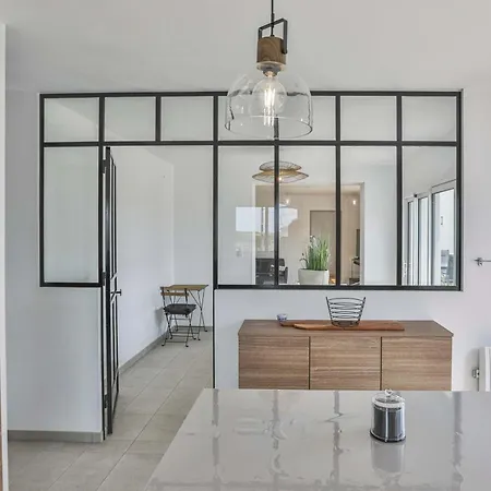 Au Calme, Proche De La