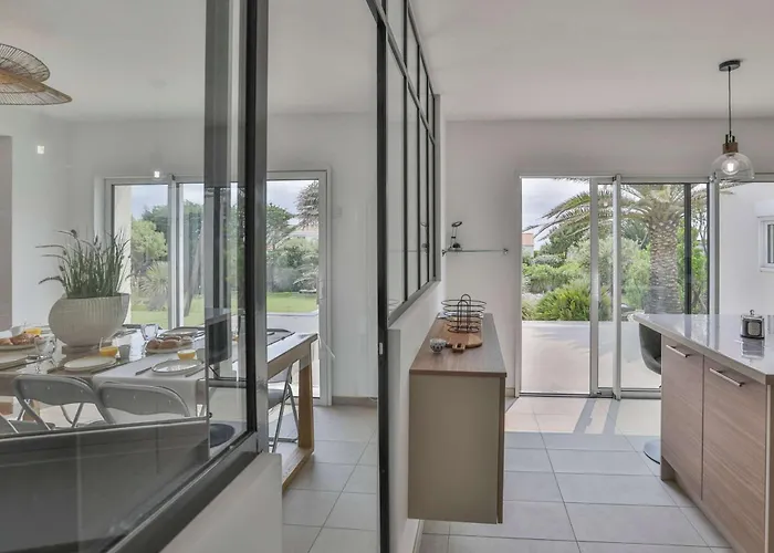 Au Calme, Proche De La