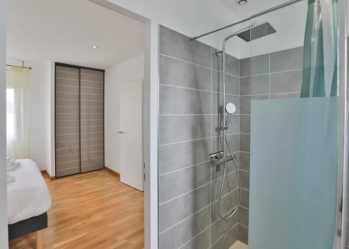 Au Calme, Proche De La *