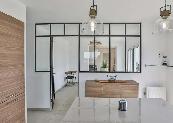 Au Calme, Proche De La